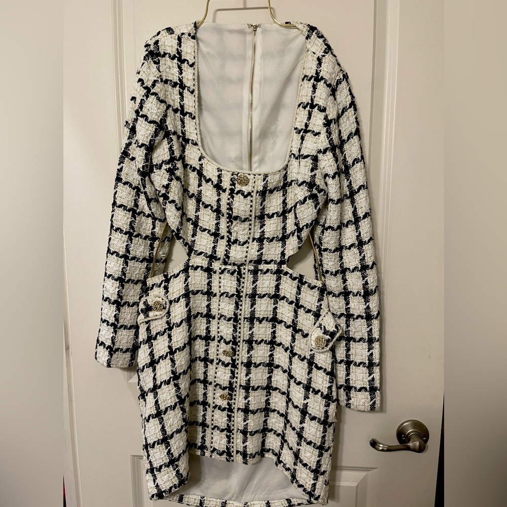 Pattern gold and black dress, Open from the back and sides. Size M